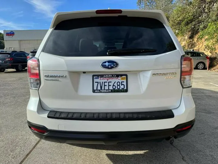 WHITE, 2017 SUBARU FORESTER Image 5