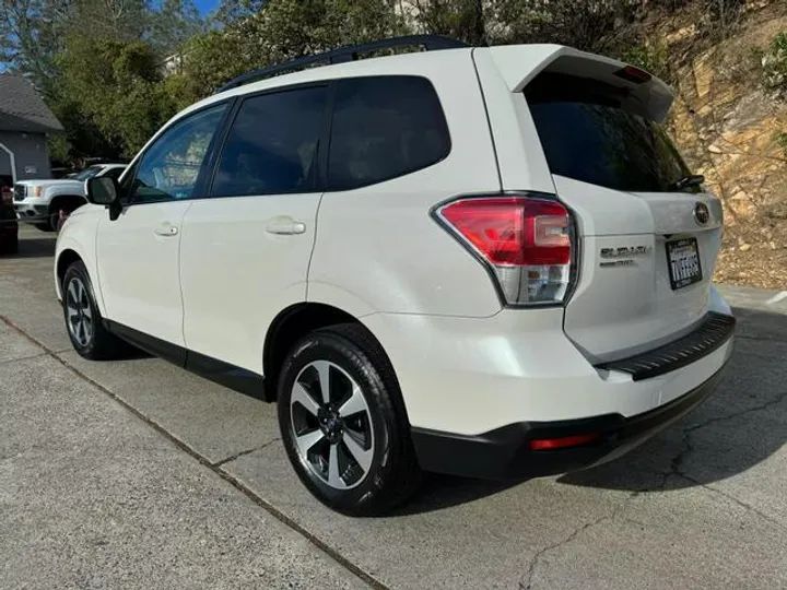 WHITE, 2017 SUBARU FORESTER Image 4