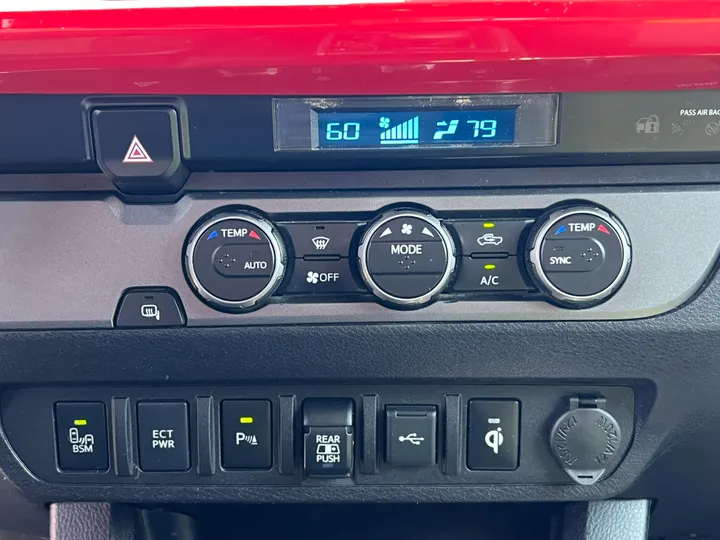 WHITE, 2021 TOYOTA TACOMA DOUBLE CAB Image 30