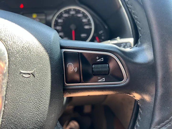 SILVER, 2012 AUDI Q5 Image 24