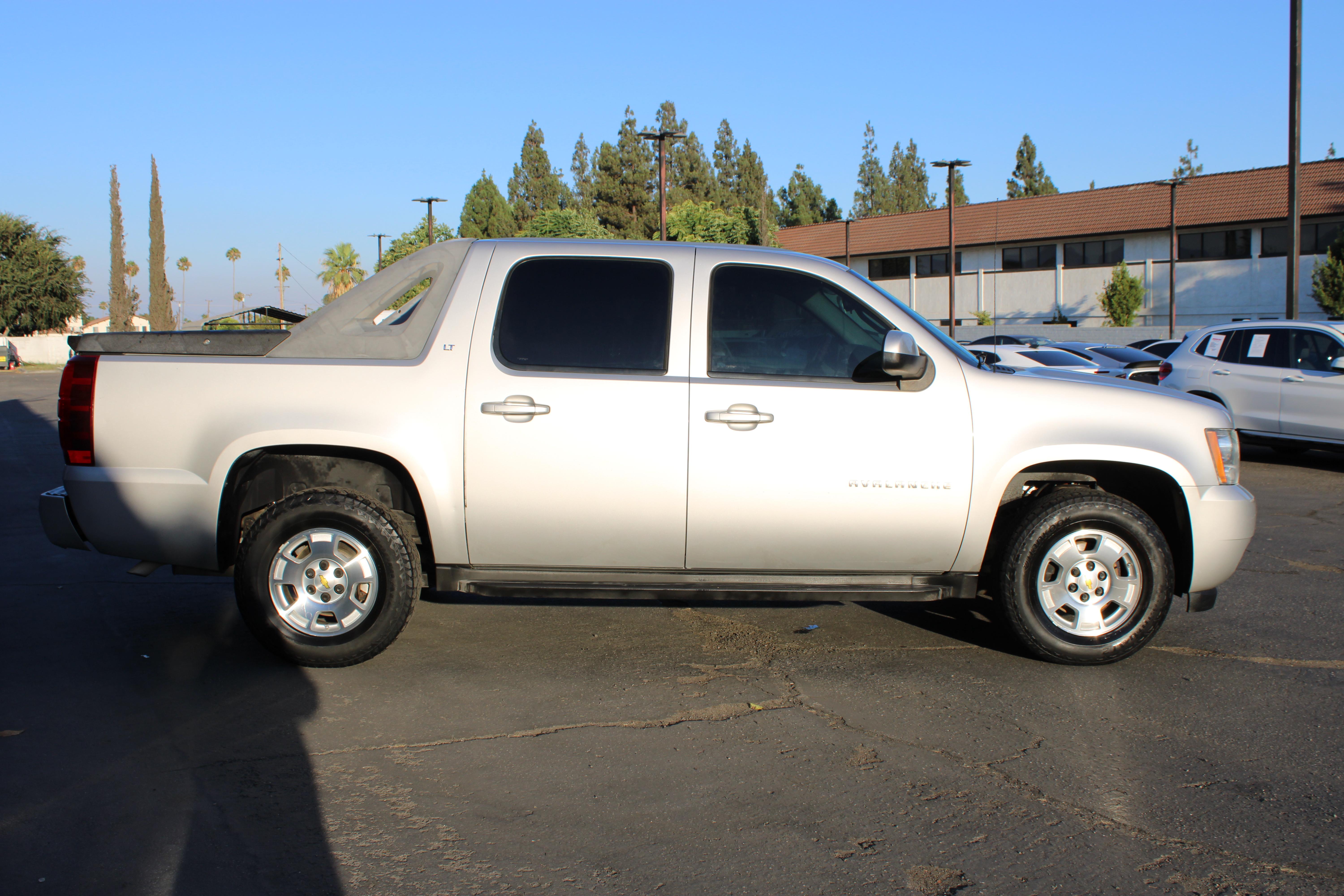 2001 CHEVROLET AVALANCHE Image 8