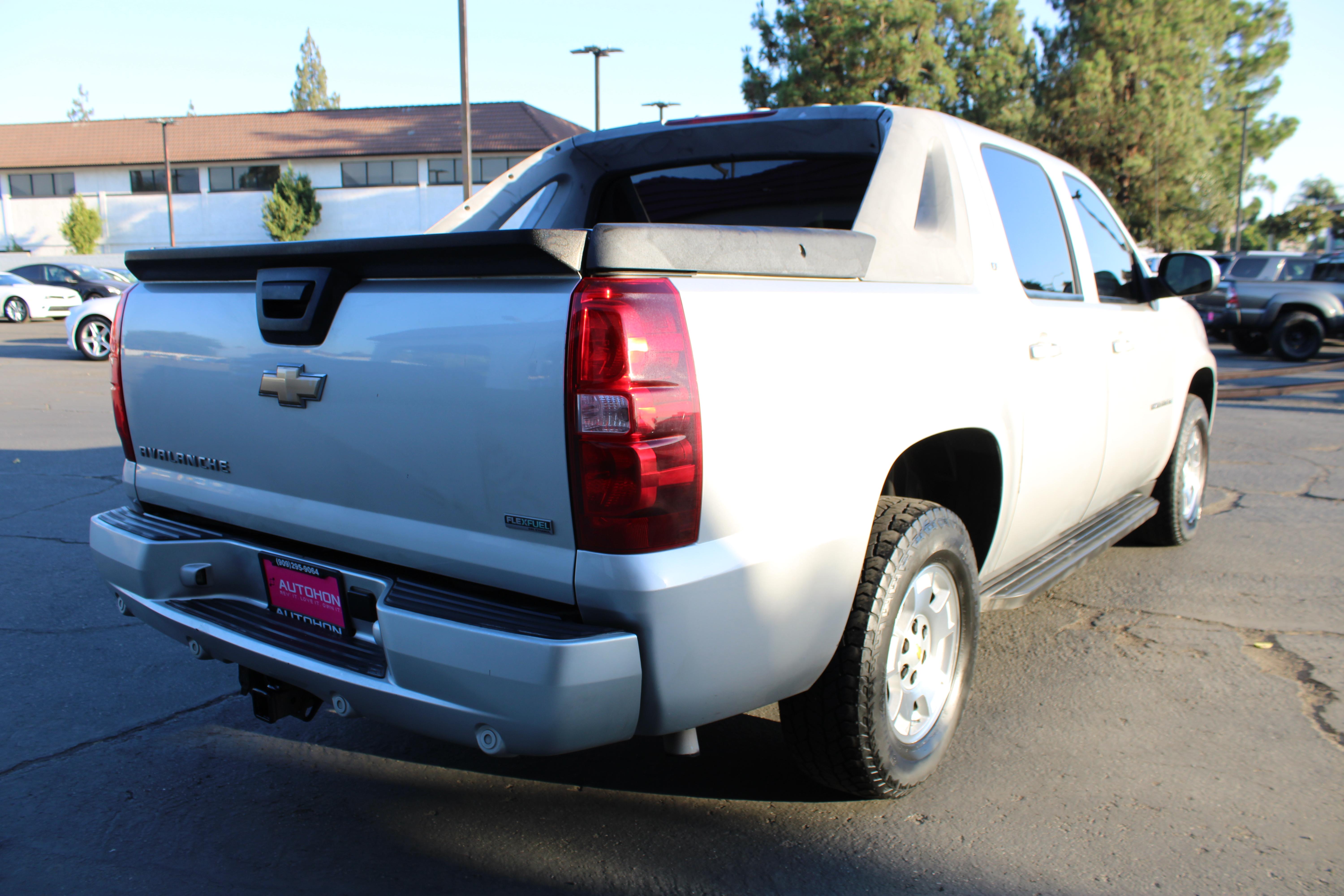 2001 CHEVROLET AVALANCHE Image 9