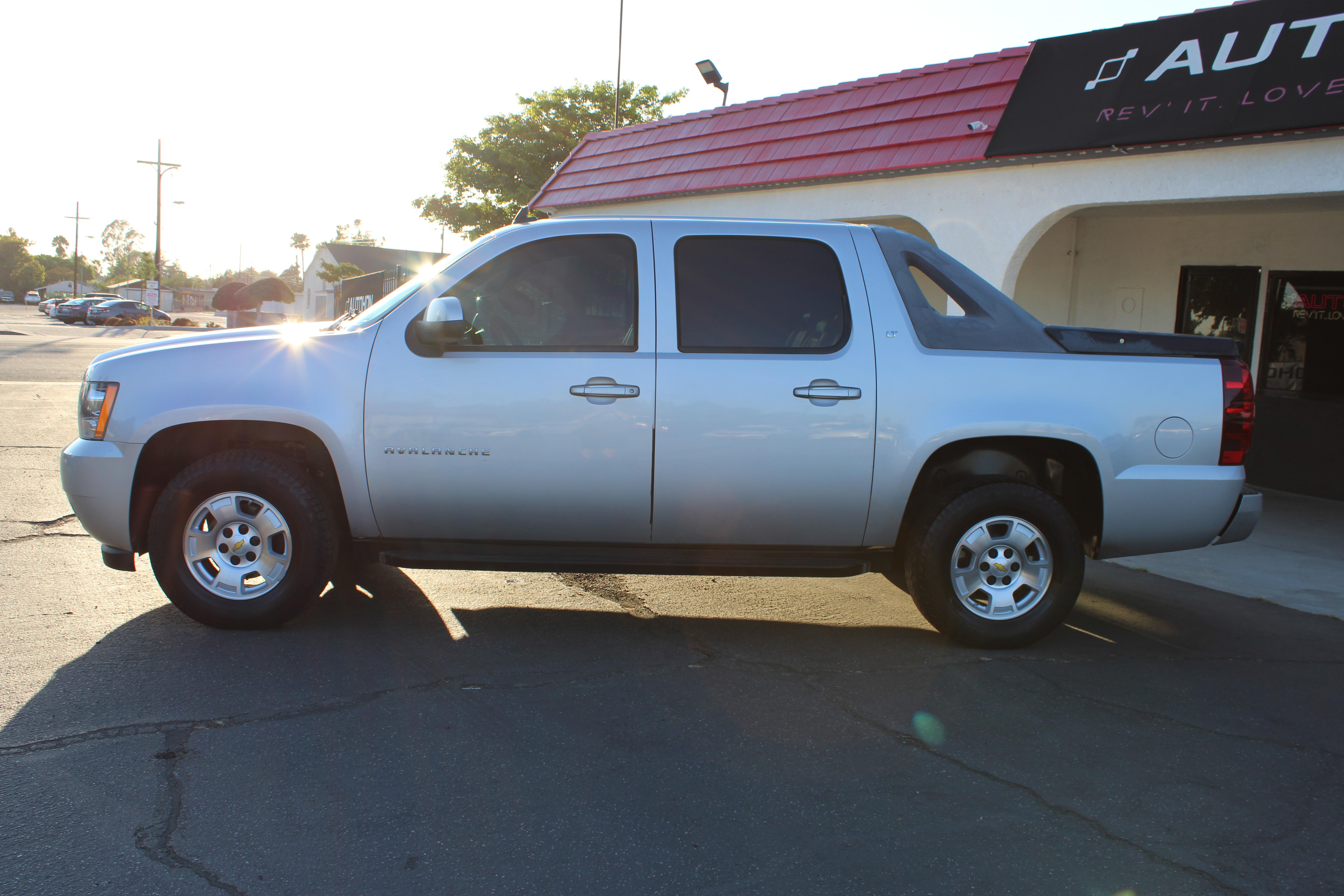 2001 CHEVROLET AVALANCHE Image 16