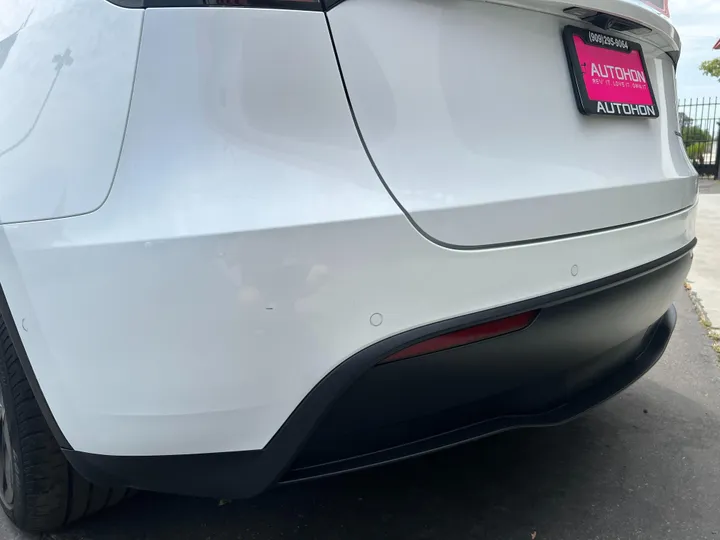 WHITE, 2021 TESLA MODEL Y Image 10