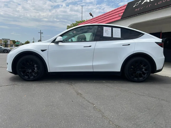 WHITE, 2021 TESLA MODEL Y Image 13