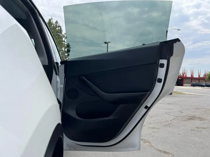 WHITE, 2021 TESLA MODEL Y Image 19