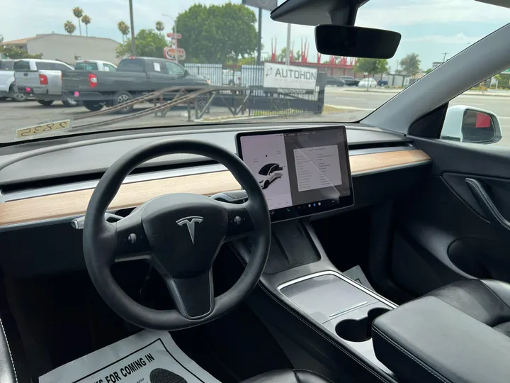 WHITE, 2021 TESLA MODEL Y Image 32