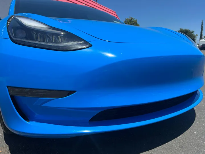 BLUE, 2023 TESLA MODEL 3 Image 4
