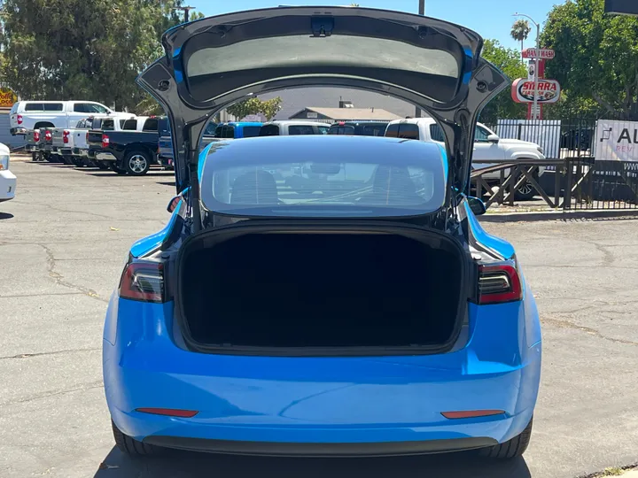 BLUE, 2023 TESLA MODEL 3 Image 6