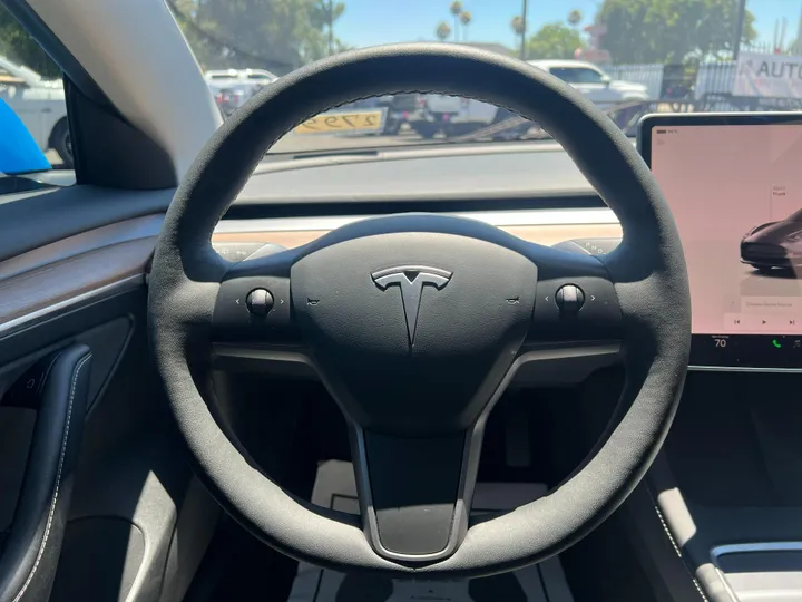 BLUE, 2023 TESLA MODEL 3 Image 22