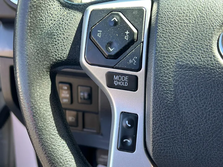 WHITE, 2018 TOYOTA TUNDRA DOUBLE CAB Image 36