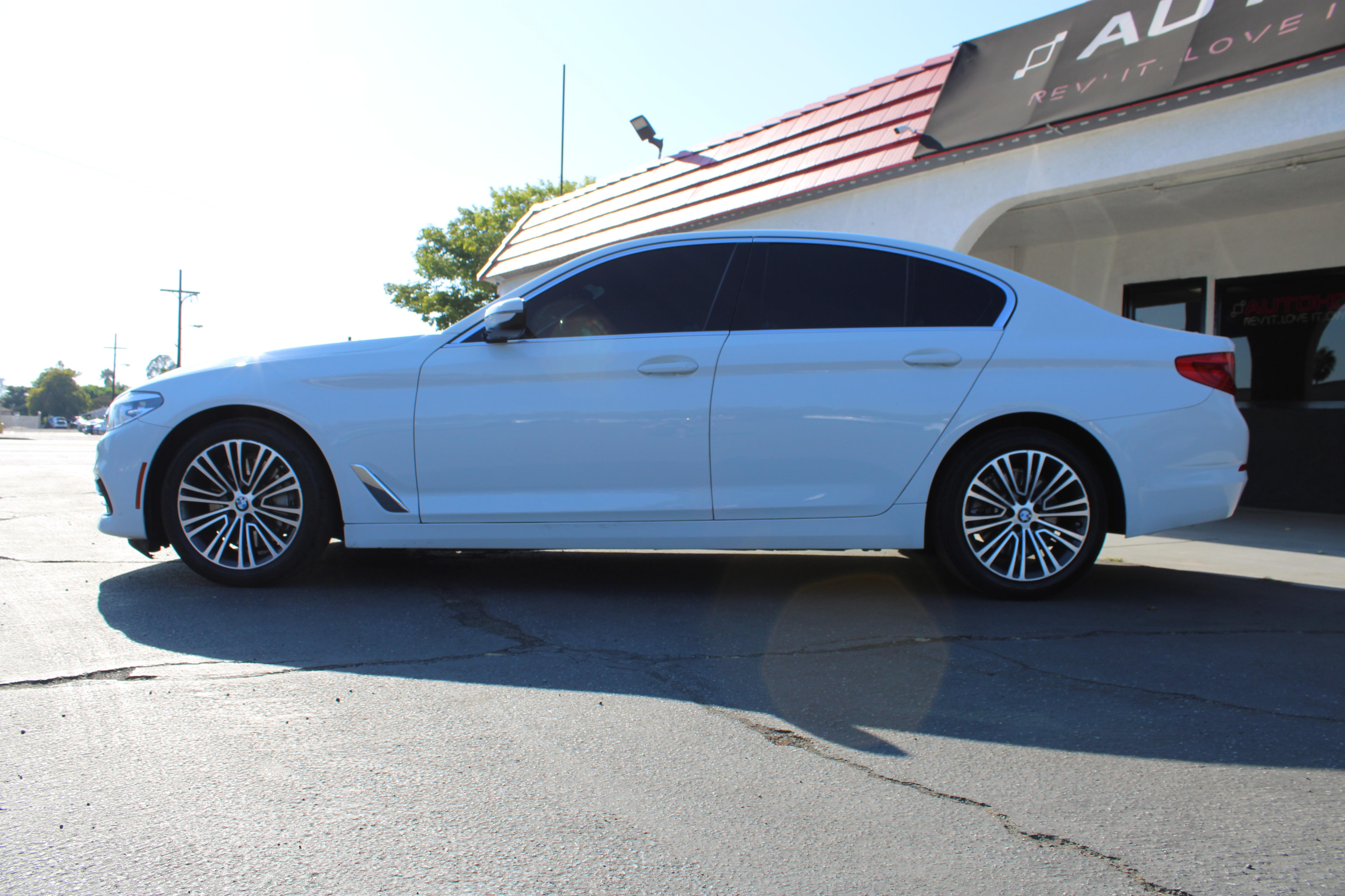 WHITE, 2020 BMW 5 SERIES Image 20