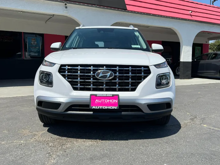 WHITE, 2022 HYUNDAI VENUE Image 10