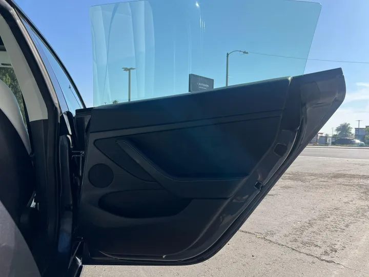 BLACK, 2023 TESLA MODEL 3 Image 21