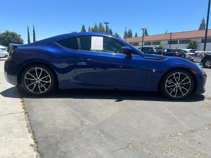 BLUE, 2017 TOYOTA 86 Image 4