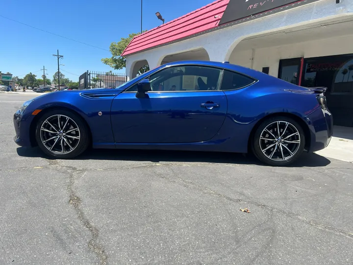 BLUE, 2017 TOYOTA 86 Image 5