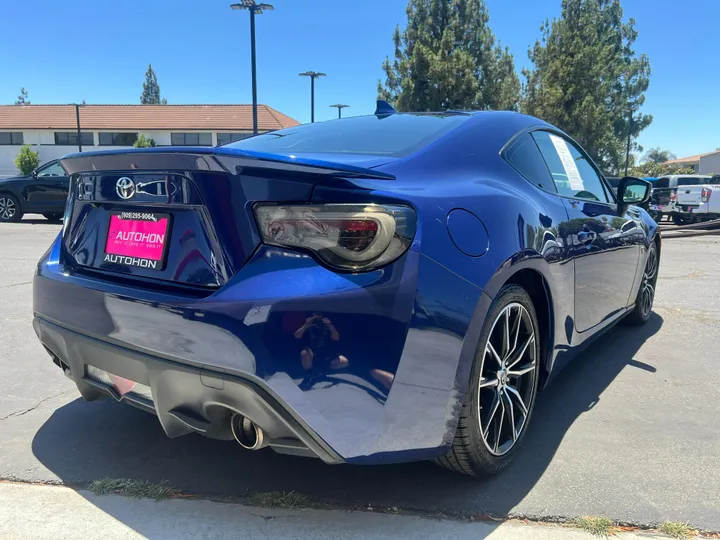 BLUE, 2017 TOYOTA 86 Image 8