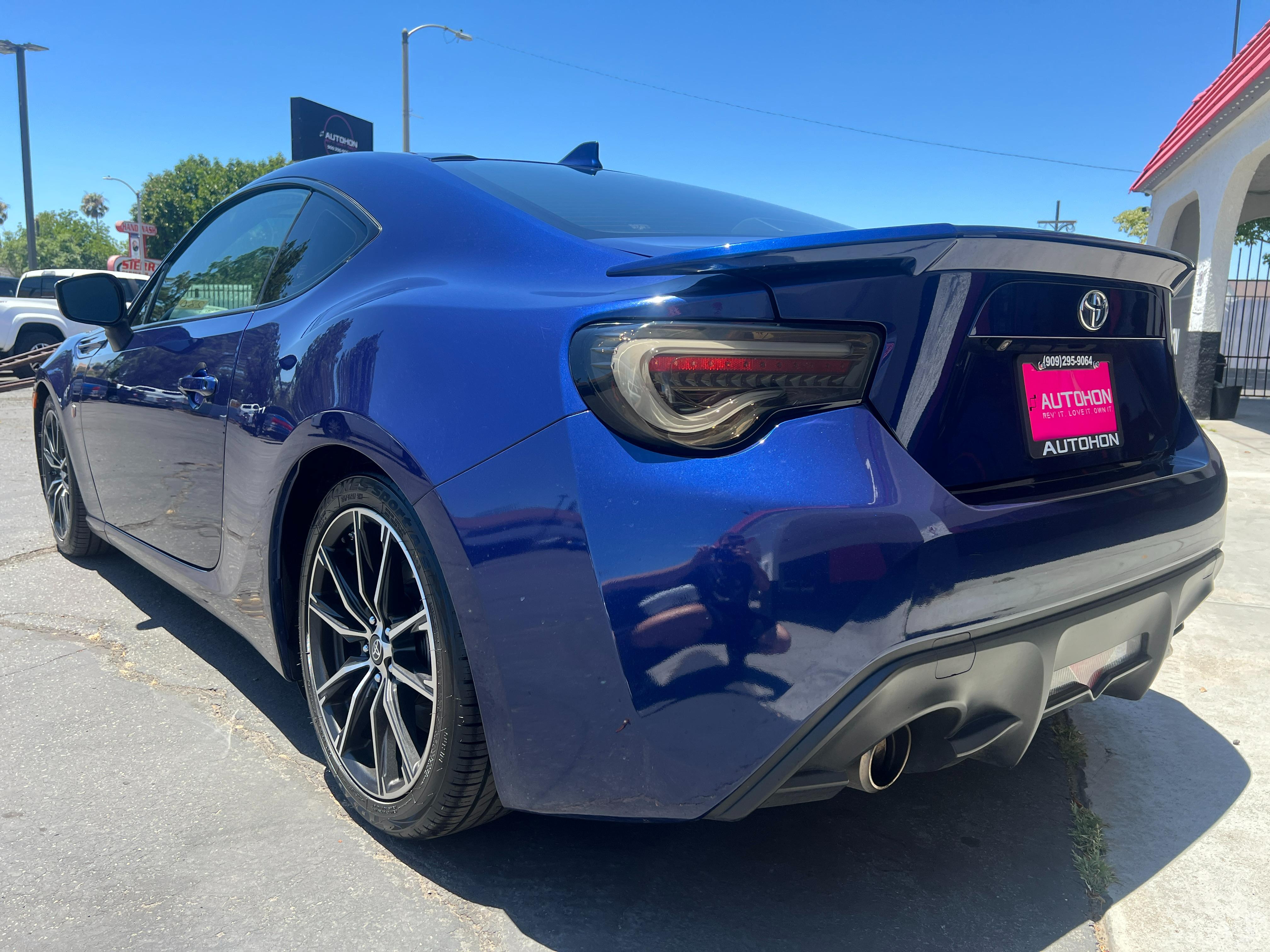 BLUE, 2017 TOYOTA 86 Image 9