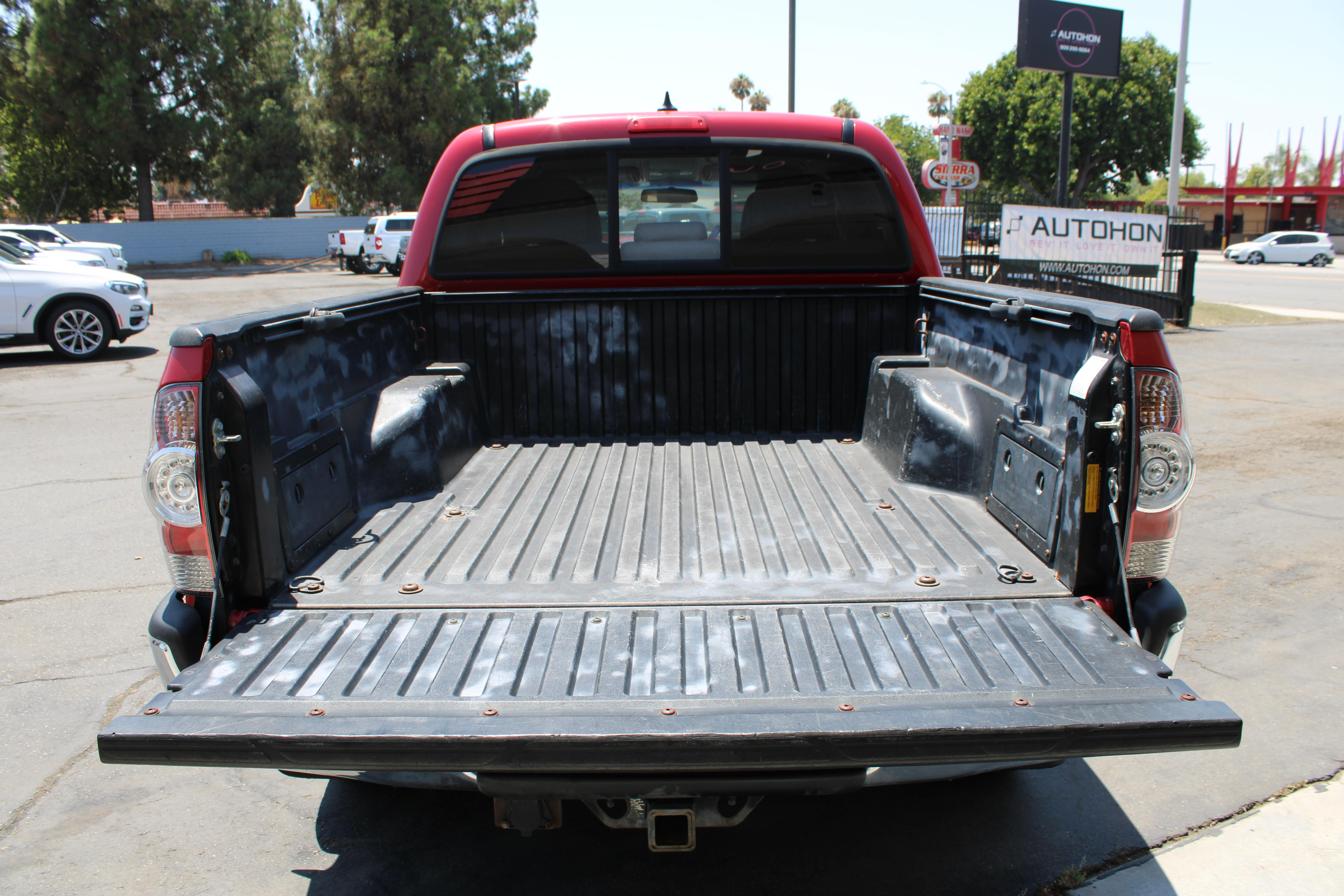 RED, 2015 TOYOTA TACOMA DOUBLE CAB Image 9