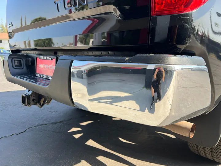 BLACK, 2017 TOYOTA TUNDRA CREWMAX Image 10