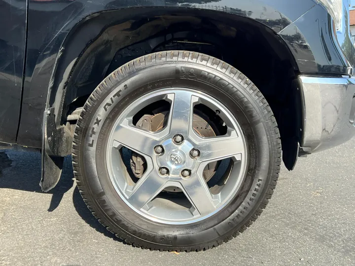 BLACK, 2017 TOYOTA TUNDRA CREWMAX Image 12