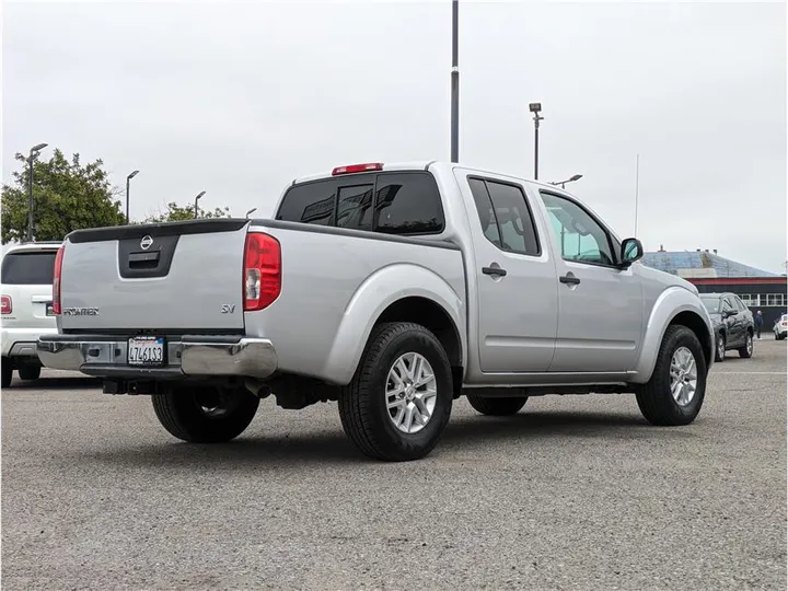 SILVER, 2019 NISSAN FRONTIER CREW CAB Image 5