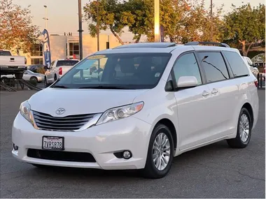 WHITE, 2017 TOYOTA SIENNA Image 7