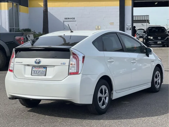 WHITE, 2015 TOYOTA PRIUS Image 5