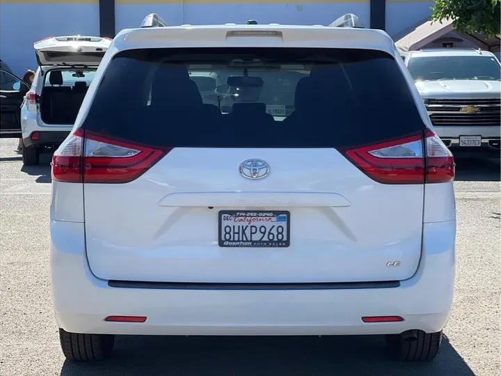 WHITE, 2017 TOYOTA SIENNA Image 4