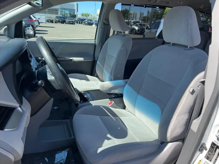 WHITE, 2017 TOYOTA SIENNA Image 11