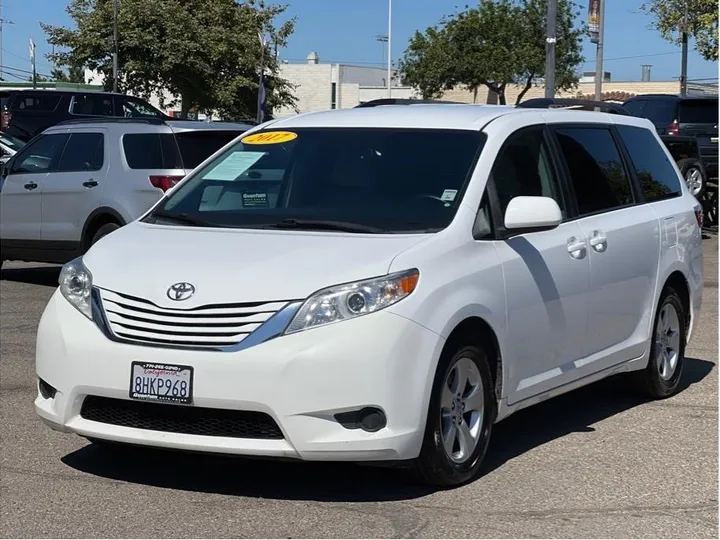 WHITE, 2017 TOYOTA SIENNA Image 1