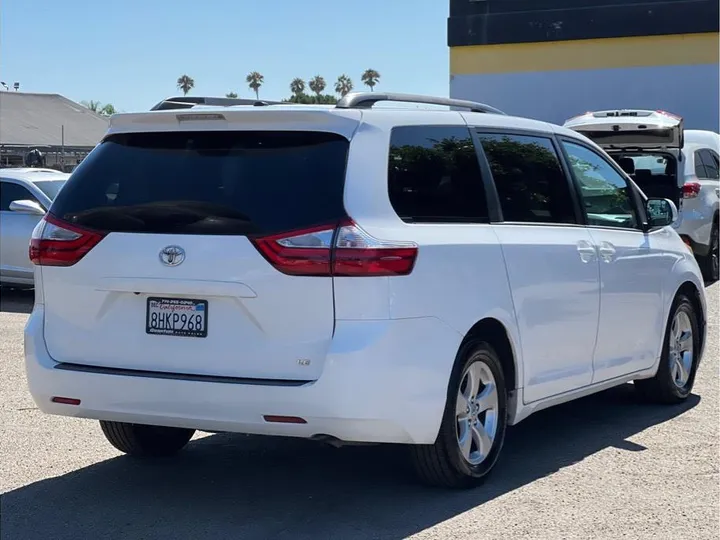 WHITE, 2017 TOYOTA SIENNA Image 5