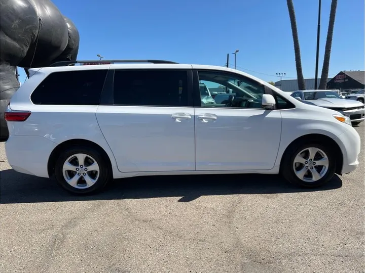 WHITE, 2017 TOYOTA SIENNA Image 6