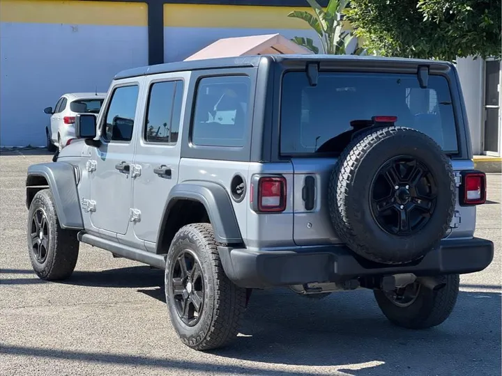 SILVER, 2018 JEEP WRANGLER UNLIMITED Image 3