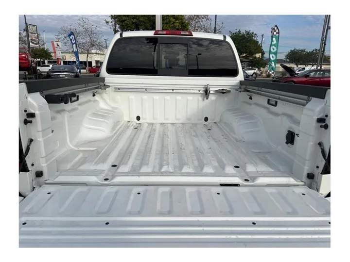 WHITE, 2022 NISSAN FRONTIER CREW CAB Image 10