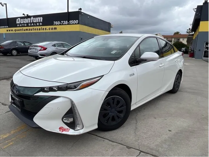 WHITE, 2018 TOYOTA PRIUS PRIME Image 1