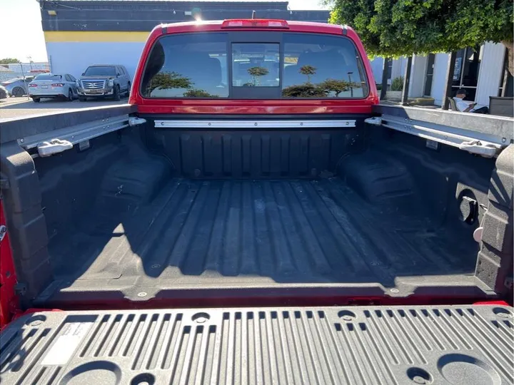 RED, 2022 NISSAN FRONTIER CREW CAB Image 9