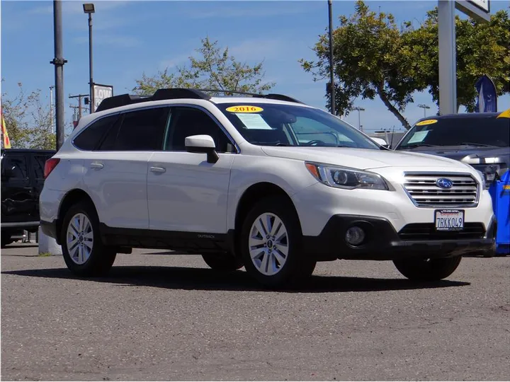 WHITE, 2016 SUBARU OUTBACK Image 6