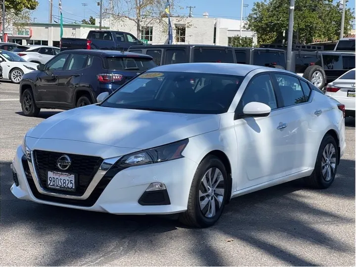 WHITE, 2022 NISSAN ALTIMA Image 1