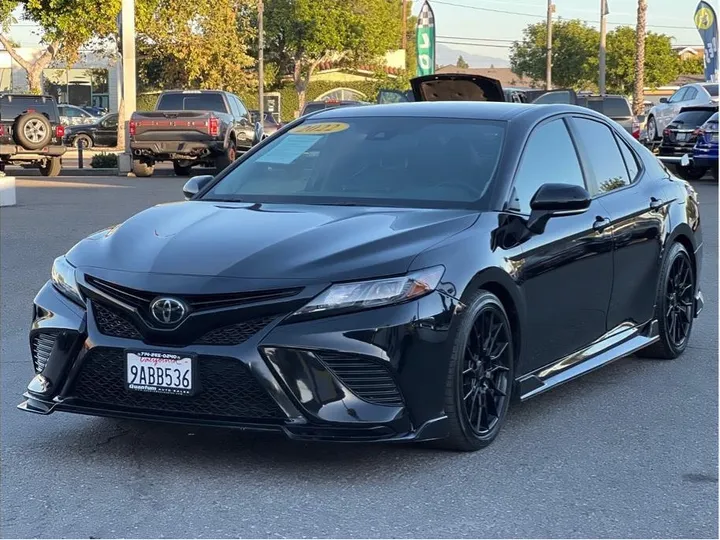 BLACK, 2022 TOYOTA CAMRY Image 1