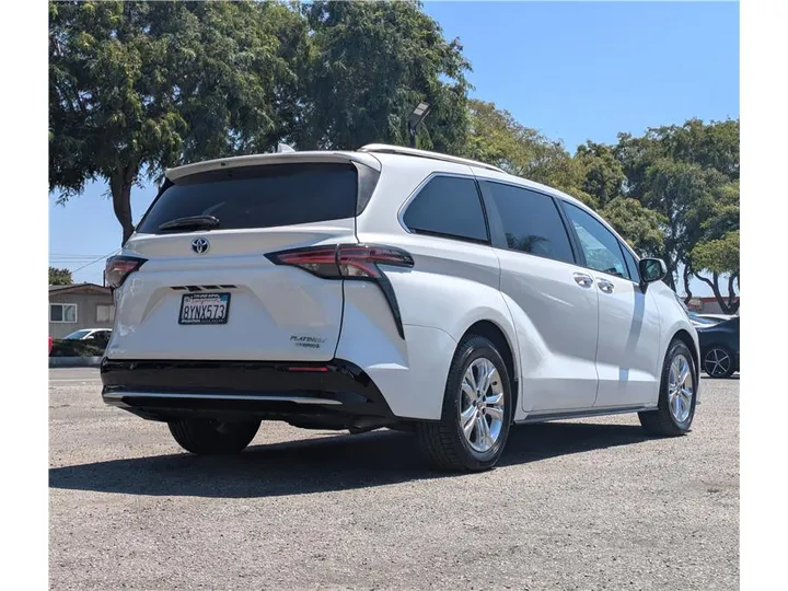 WHITE, 2022 TOYOTA SIENNA Image 5