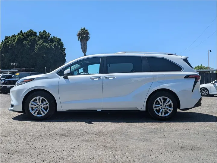 WHITE, 2022 TOYOTA SIENNA Image 2