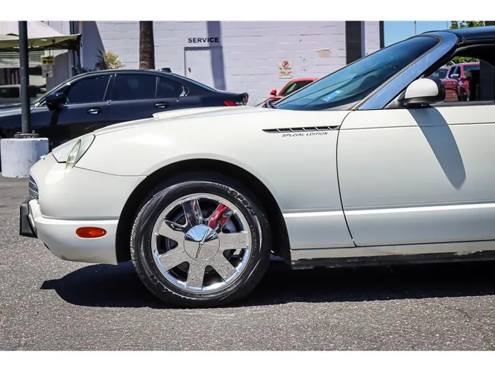 WHITE, 2002 FORD THUNDERBIRD Image 26