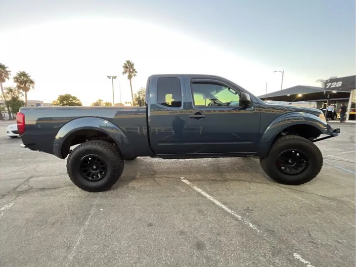BLUE, 2015 NISSAN FRONTIER KING CAB Image 4