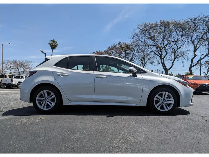 WHITE, 2019 TOYOTA COROLLA HATCHBACK Image 6