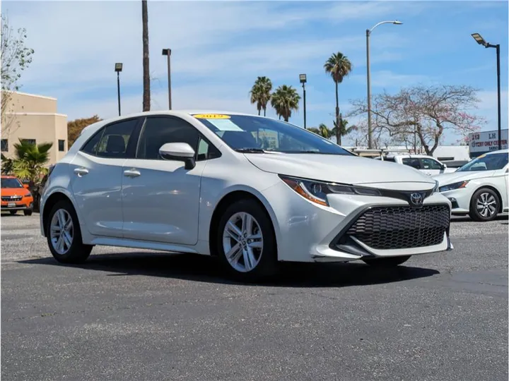 WHITE, 2019 TOYOTA COROLLA HATCHBACK Image 7