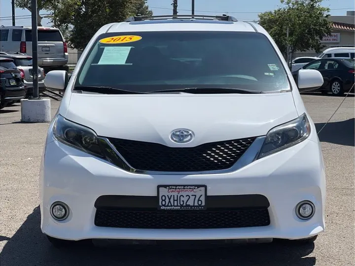 WHITE, 2015 TOYOTA SIENNA Image 8