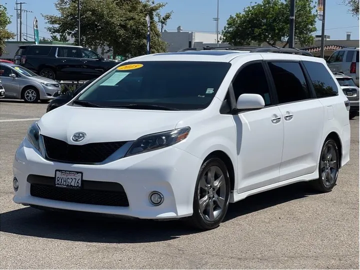 WHITE, 2015 TOYOTA SIENNA Image 1