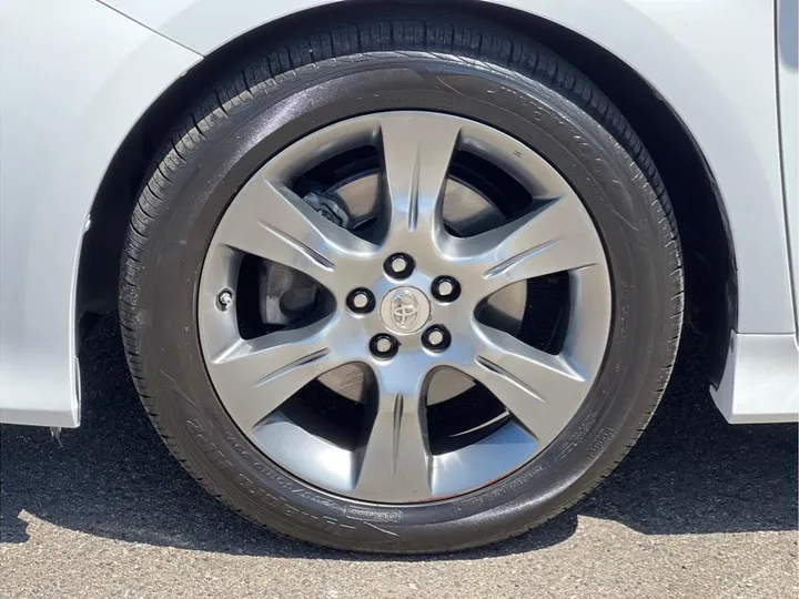 WHITE, 2015 TOYOTA SIENNA Image 9