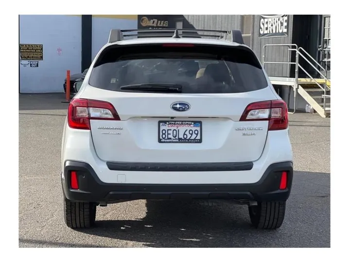 WHITE, 2018 SUBARU OUTBACK Image 4